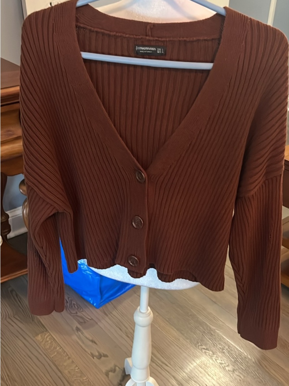 stradivarius Ribbed V‑Neck Buttoned Cropped Cardigan - Brown